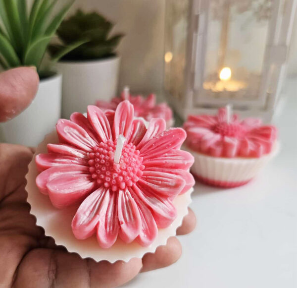 Vela de cupcake con una margarita rosa