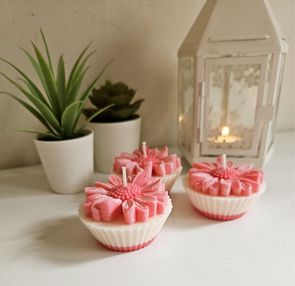 Vela de cupcake con una margarita rosa - Imagen 2